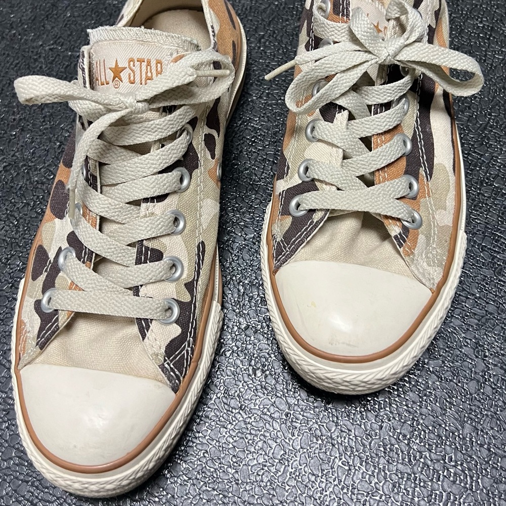 Converse size men 6 women 8